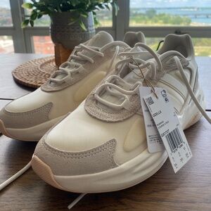 BRAND NEW Woman’s Adidas Running Shoe 9.5